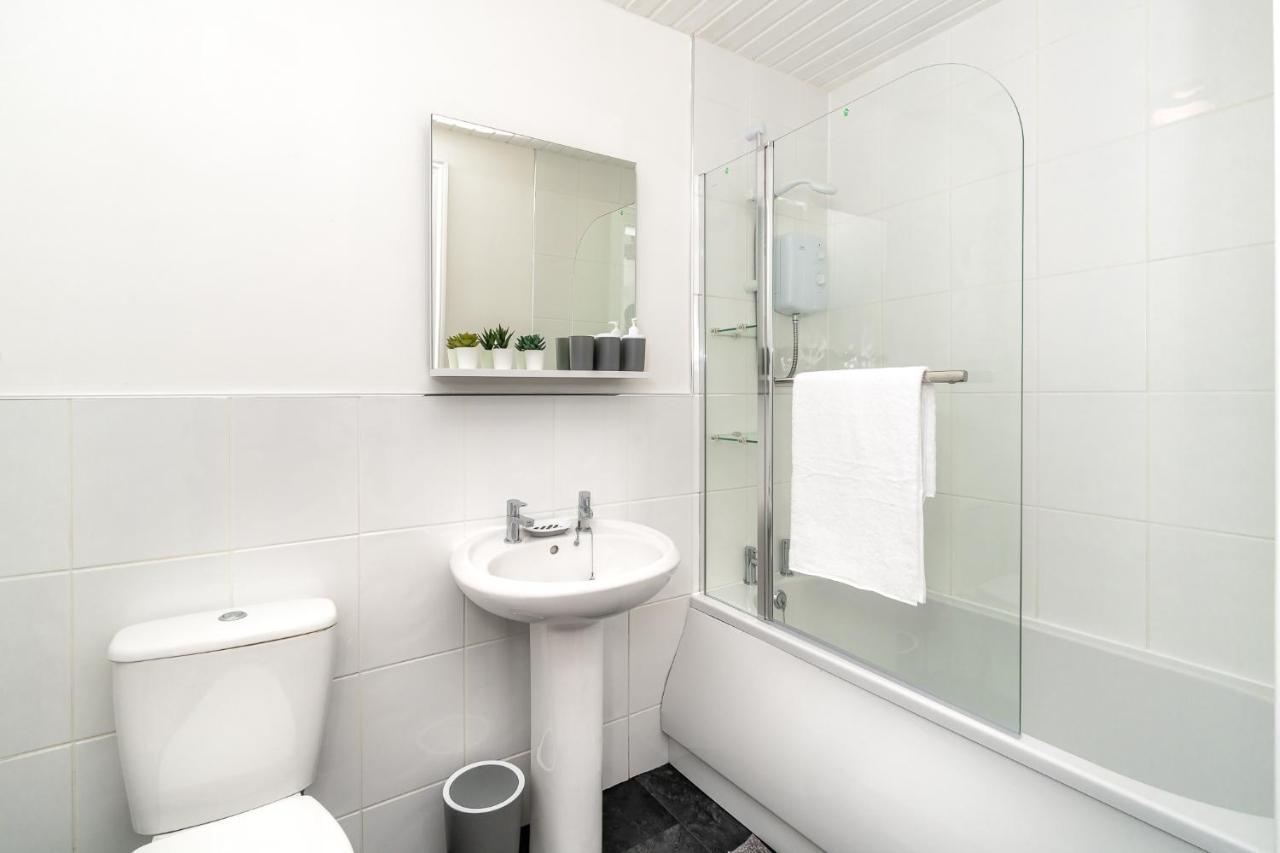Cosy Retreat - Charming 2-Bed Apartment Greenock Exterior photo