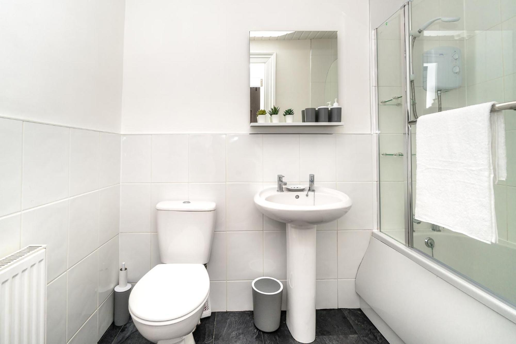Cosy Retreat - Charming 2-Bed Apartment Greenock Exterior photo