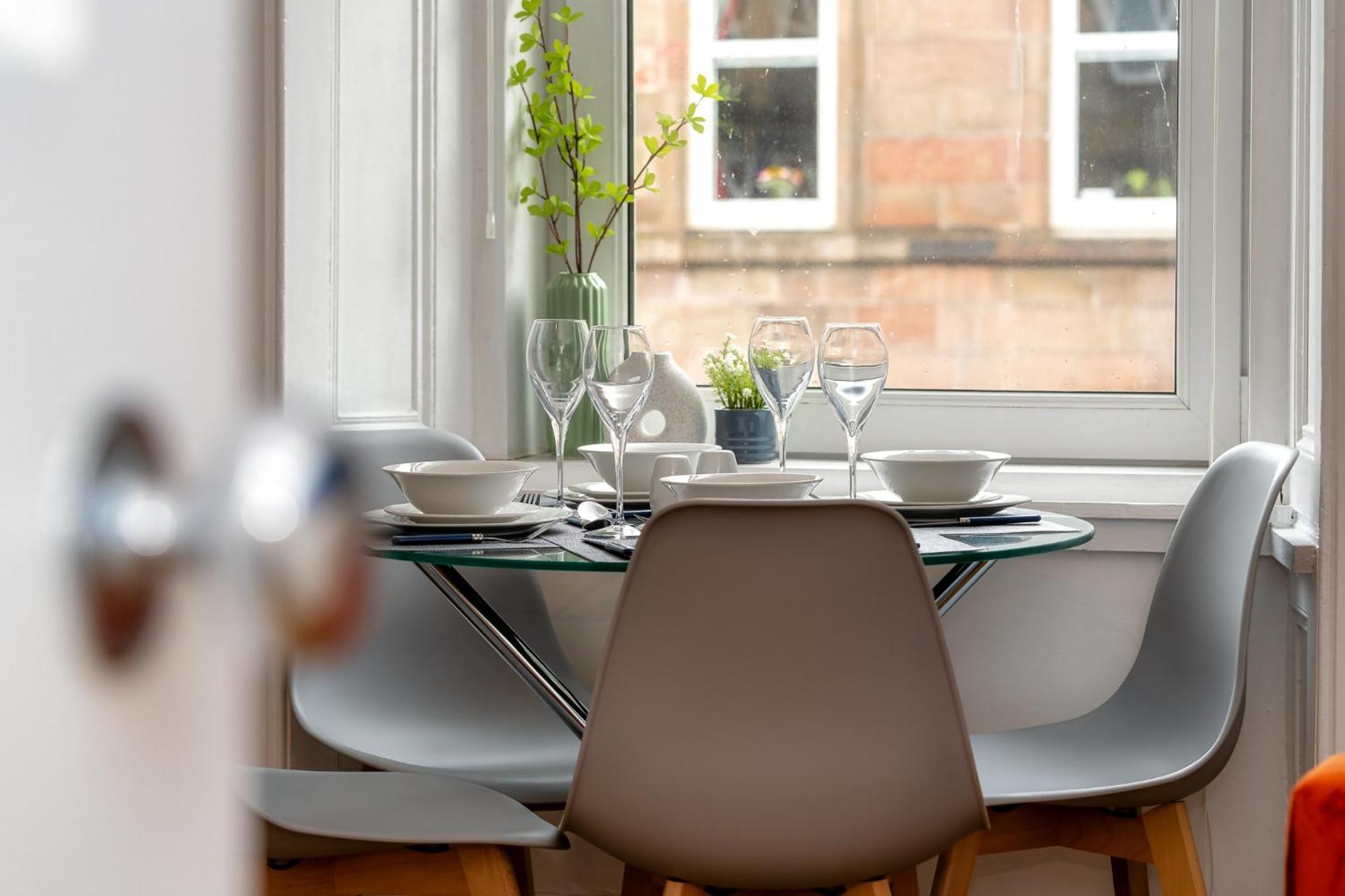 Cosy Retreat - Charming 2-Bed Apartment Greenock Exterior photo